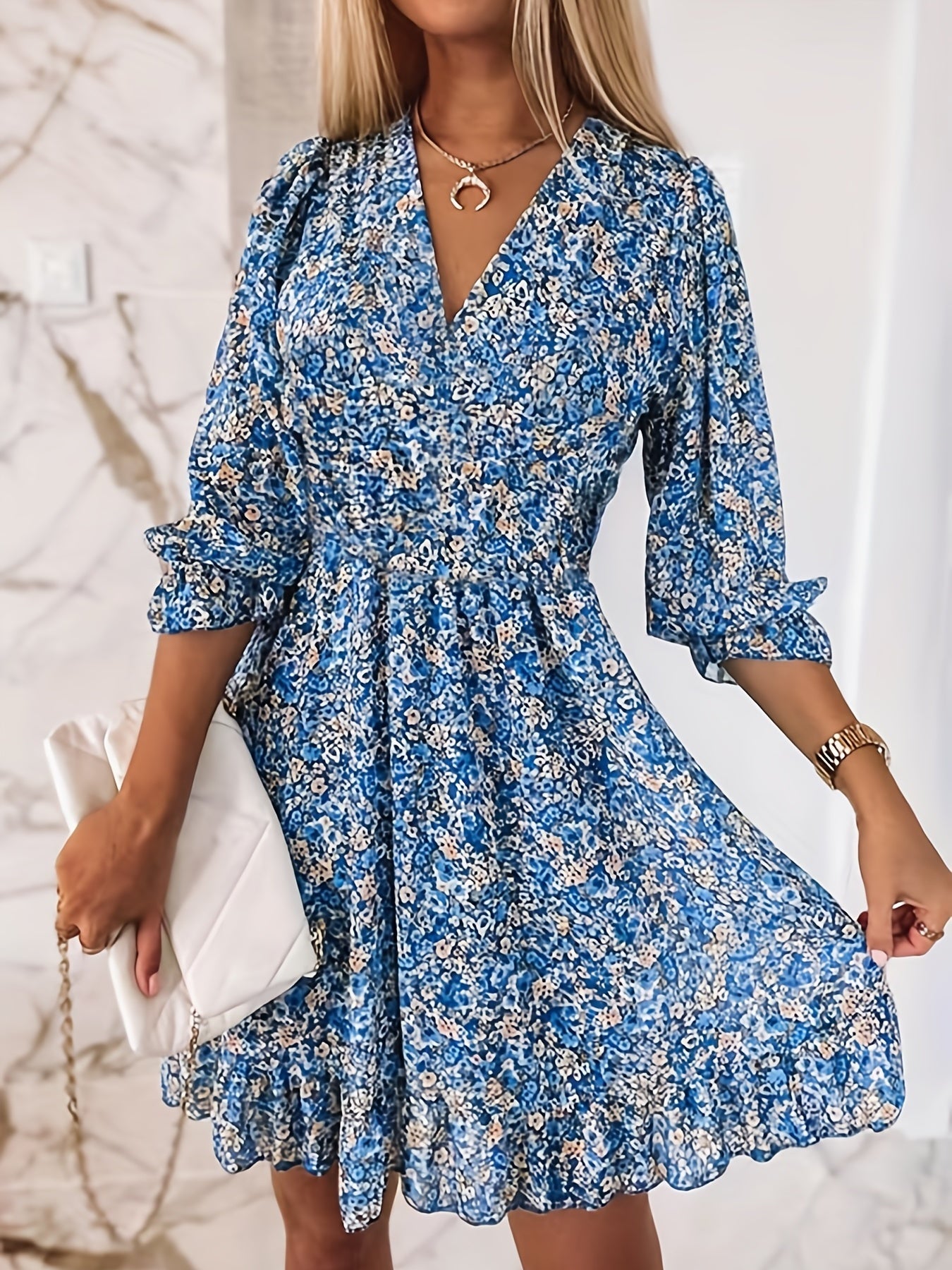 Robe imprimée à col en V avec manches et taille à volants
