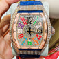 Montre minimaliste en cuir avec accents en diamant, bracelet bleu, cadran décoré de strass et chiffres colorés.