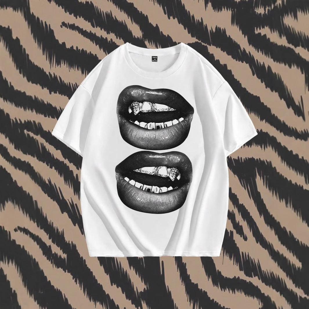 T-shirt hip-hop couple tendance avec motifs de bouches sur fond noir et beige, style décontracté.