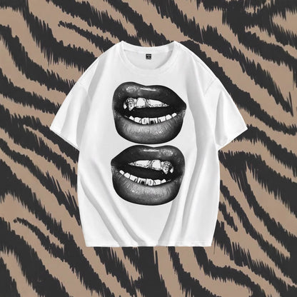 T-shirt hip-hop couple tendance avec motifs de bouches sur fond noir et beige, style décontracté.