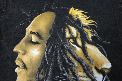 T-shirt lion dreadlocks avec impression artistique de lion et visage humain sur fond noir.
