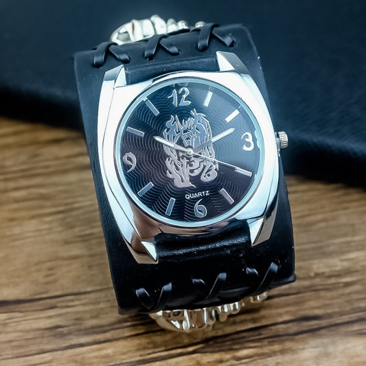Montre de mode pour homme moto avec design de fantôme, cadran noir et bracelet en cuir.