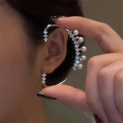 Boucle d'oreille perle argent vintage avec cristaux, élégante et sans piercing, mode féminine.