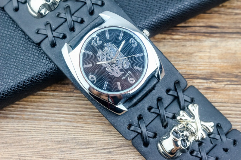Montre de mode pour homme moto avec un cadran élégant et un bracelet en cuir noir.