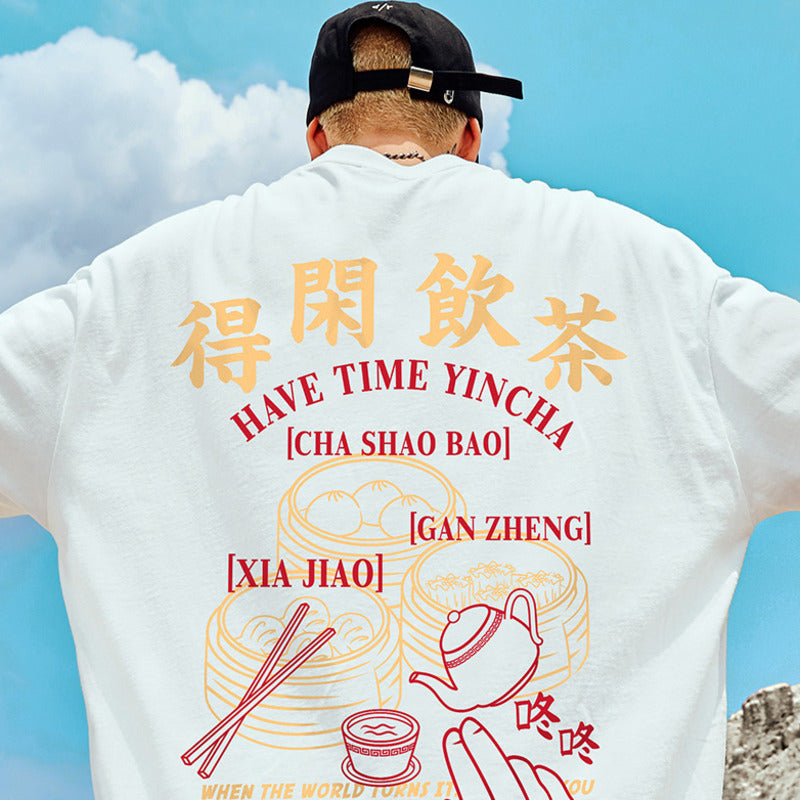 T-shirt homme été imprimé avec motif de dim sum et texte coloré sur le dos.