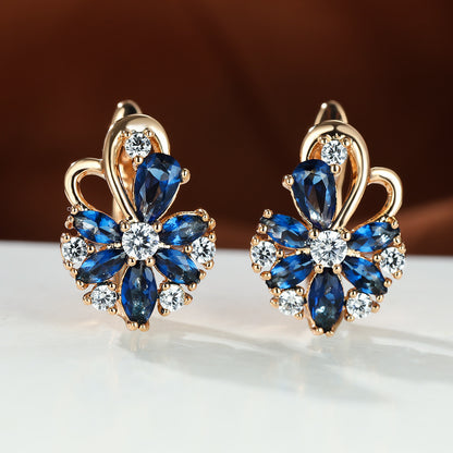 Boucles d'oreilles en zircon en forme de goutte avec saphir bleu et zircons éclatants.