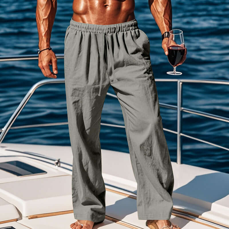 pantalons en lin mi-hauteur pour hommes en couleur grise, portés sur un yacht.