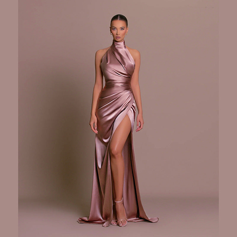 Robe longue élégante halter en satin rose, avec découpe et fente, parfaite pour soirées et événements spéciaux.