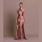 Robe longue élégante halter en satin rose, avec découpe et fente, parfaite pour soirées et événements spéciaux.