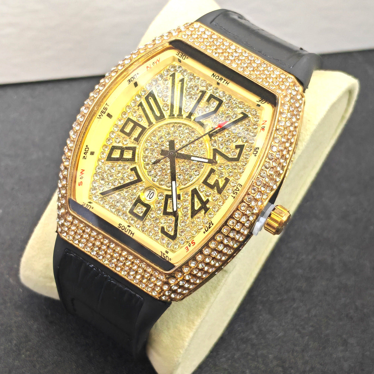 montre minimaliste en cuir avec accents en diamant sur bracelet noir avec cadran doré et cristaux étincelants.