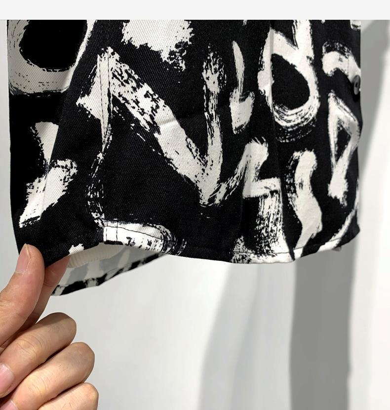 chemises à manches longues hommes en tissu noir et blanc avec un motif abstrait, montrant des détails de coupe.