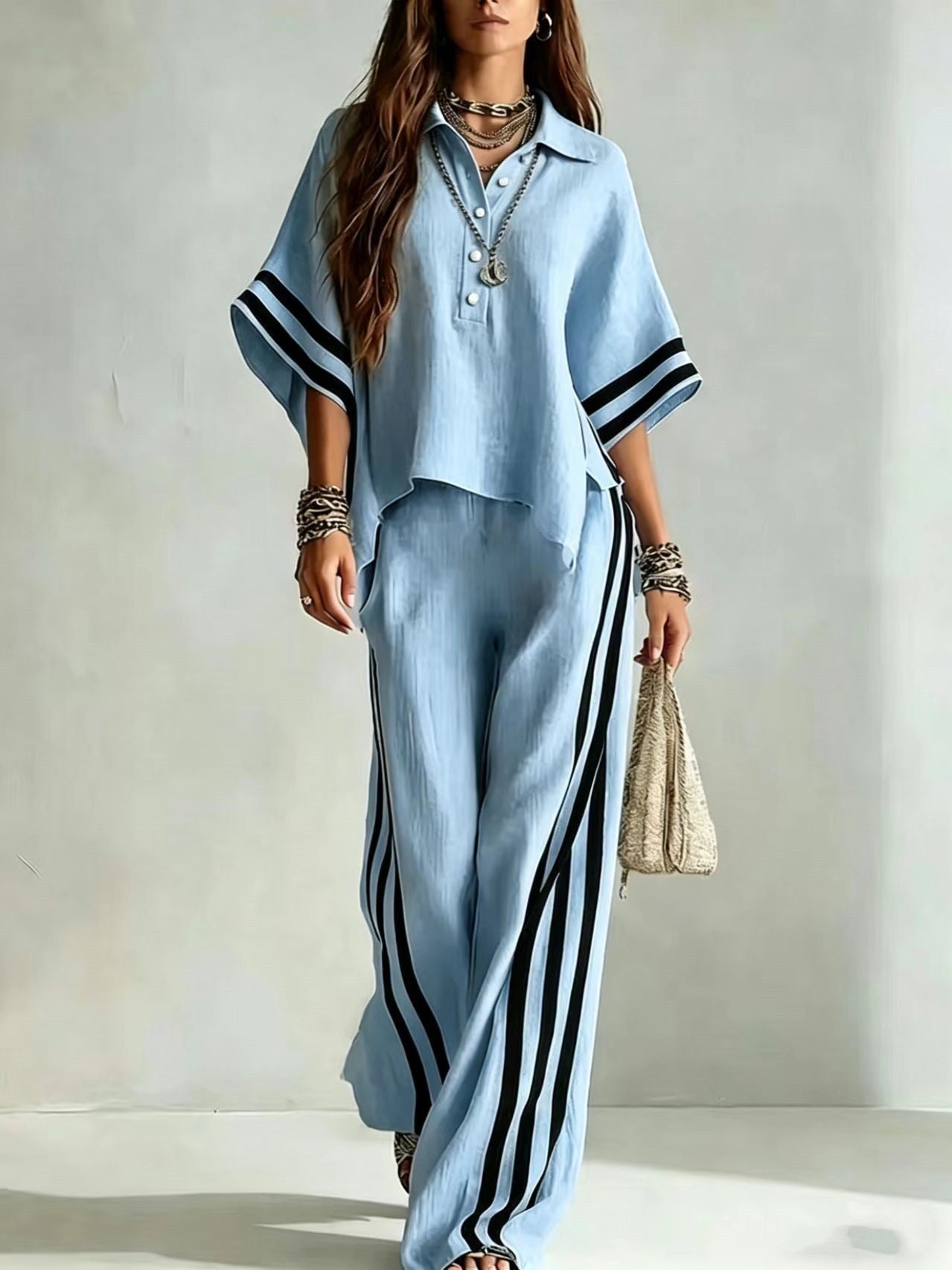 ensemble femme shirt manches courtes et pantalon large en bleu clair avec des rayures élégantes.