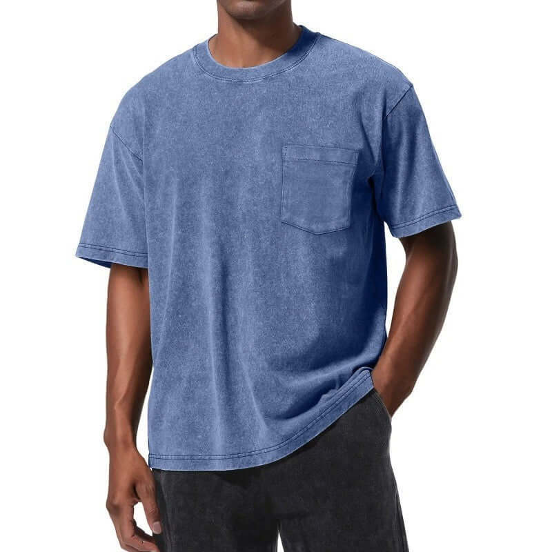 T-shirt homme imprimé numérique rétro en coton bleu avec poche, coupe décontractée, manches courtes.