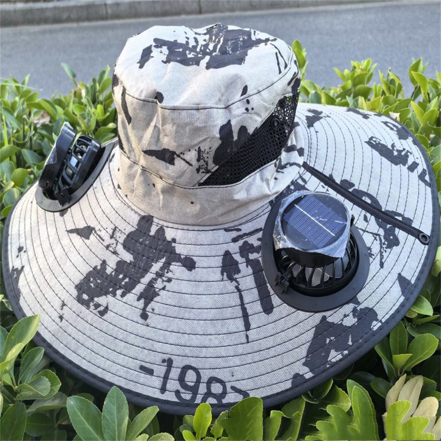 Chapeau ventilateur solaire avec double ventilateur et design camouflage, idéal pour les journées ensoleillées.