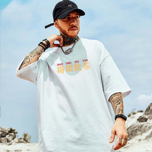 T-shirt homme été imprimé en blanc avec motif original sur fond naturel, style décontracté.
