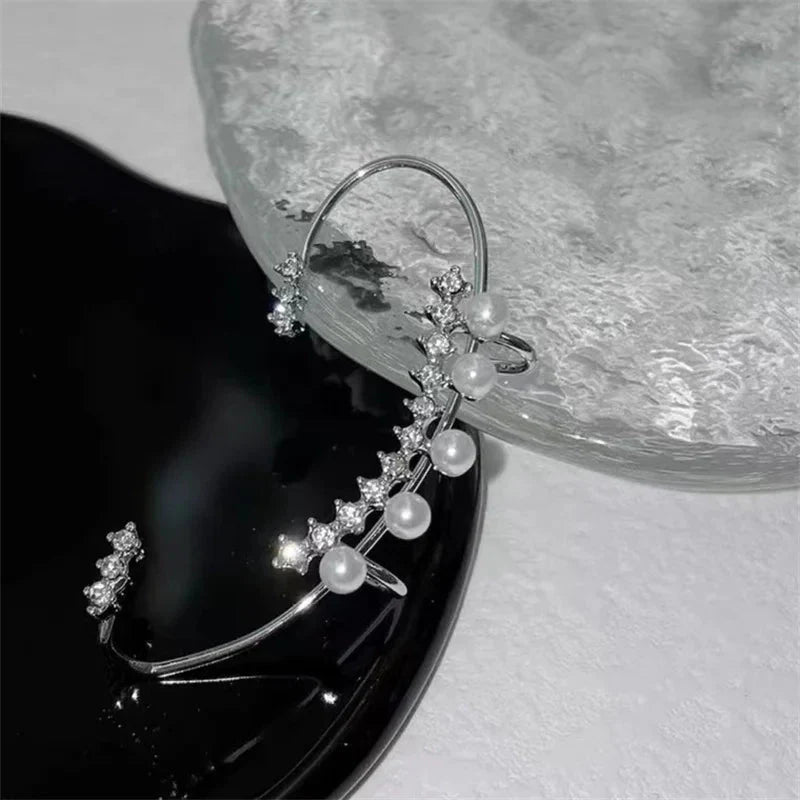 Boucle d'oreille perle argent vintage avec des cristaux et des perles pour un look élégant.