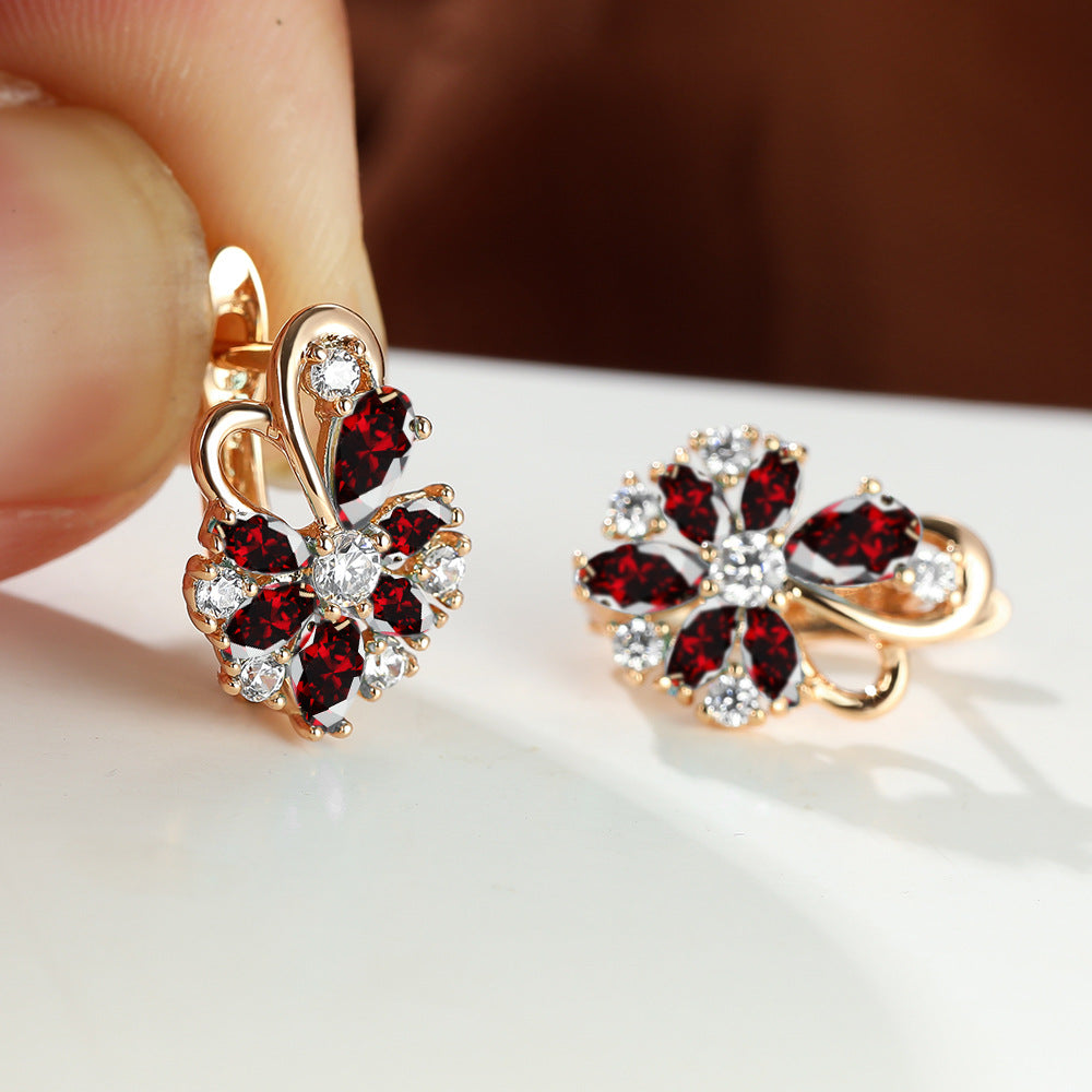 Boucles d'oreilles en zircon en forme de goutte avec des diamants rouges et une finition en or rose.