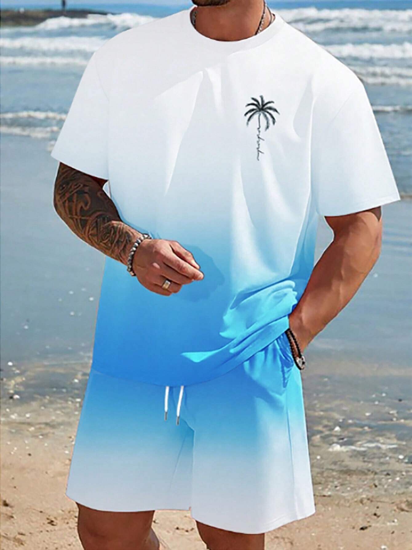 T-shirt homme rapide séchage ensemble, homme portant un ensemble bleu dégradé au bord de la mer.