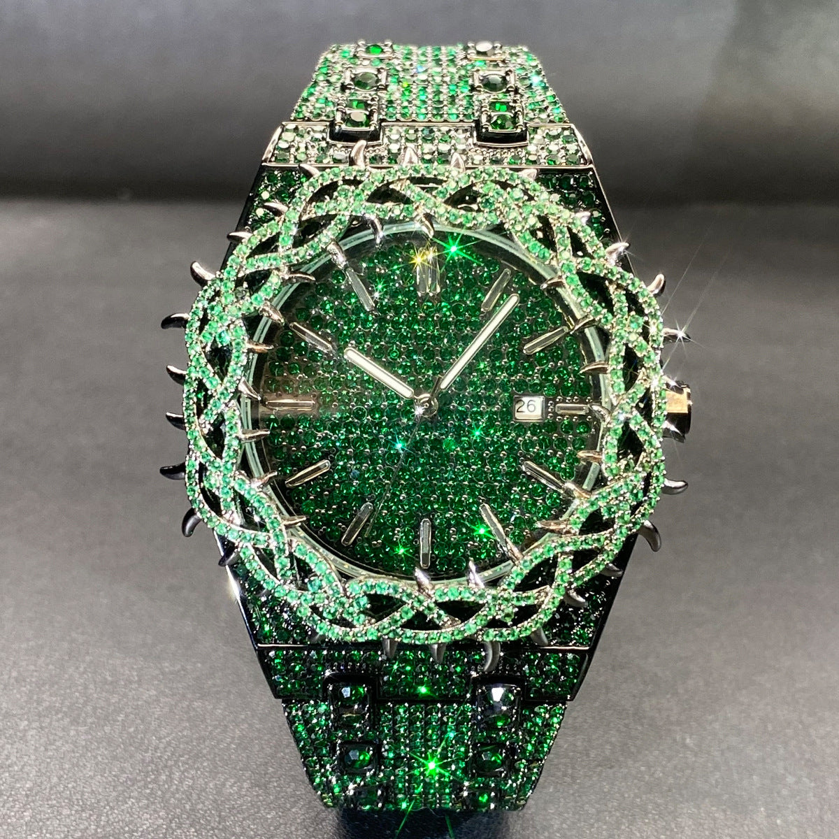 montre hip-hop pour homme avec zircon vert, bracelet étincelant et détails en noir, style tendance.
