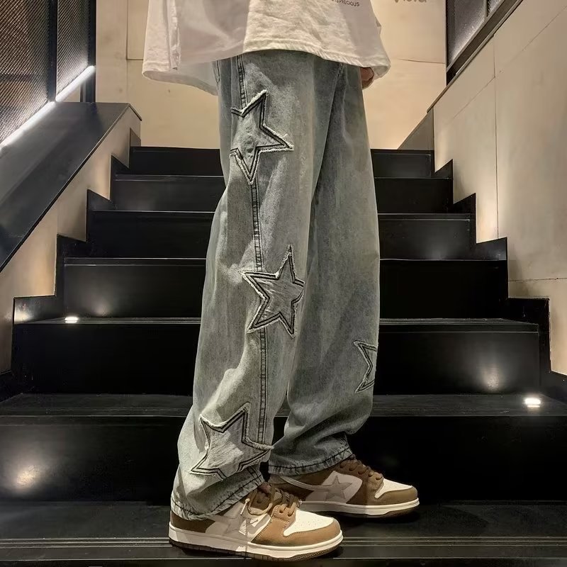 Jeans gothiques décontractés pour hommes avec broderie d'étoiles, style loose et décontracté.