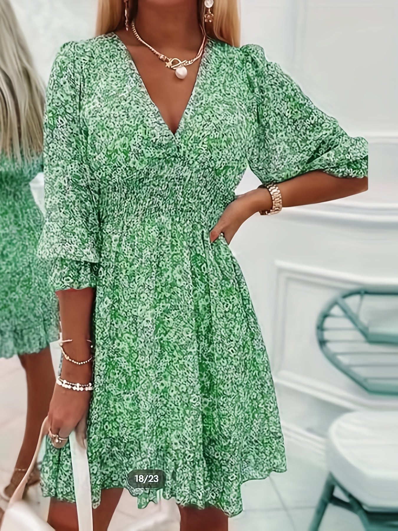 Robe imprimée à col en V avec manches et taille à volants