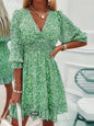Robe imprimée à col en V avec manches et taille à volants